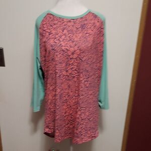 LuLaRoe 2XL VGC arm pit to arm pit 22 1/2 inch length  28 1/2